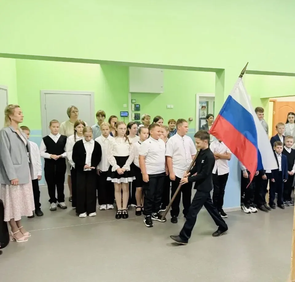 Утро понедельника в школе началось с традиционной линейки 🇷🇺