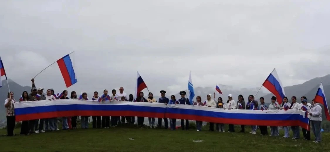 В Онгудае прошла торжественная акция, приуроченная ко Дню Государственного флага Россий...