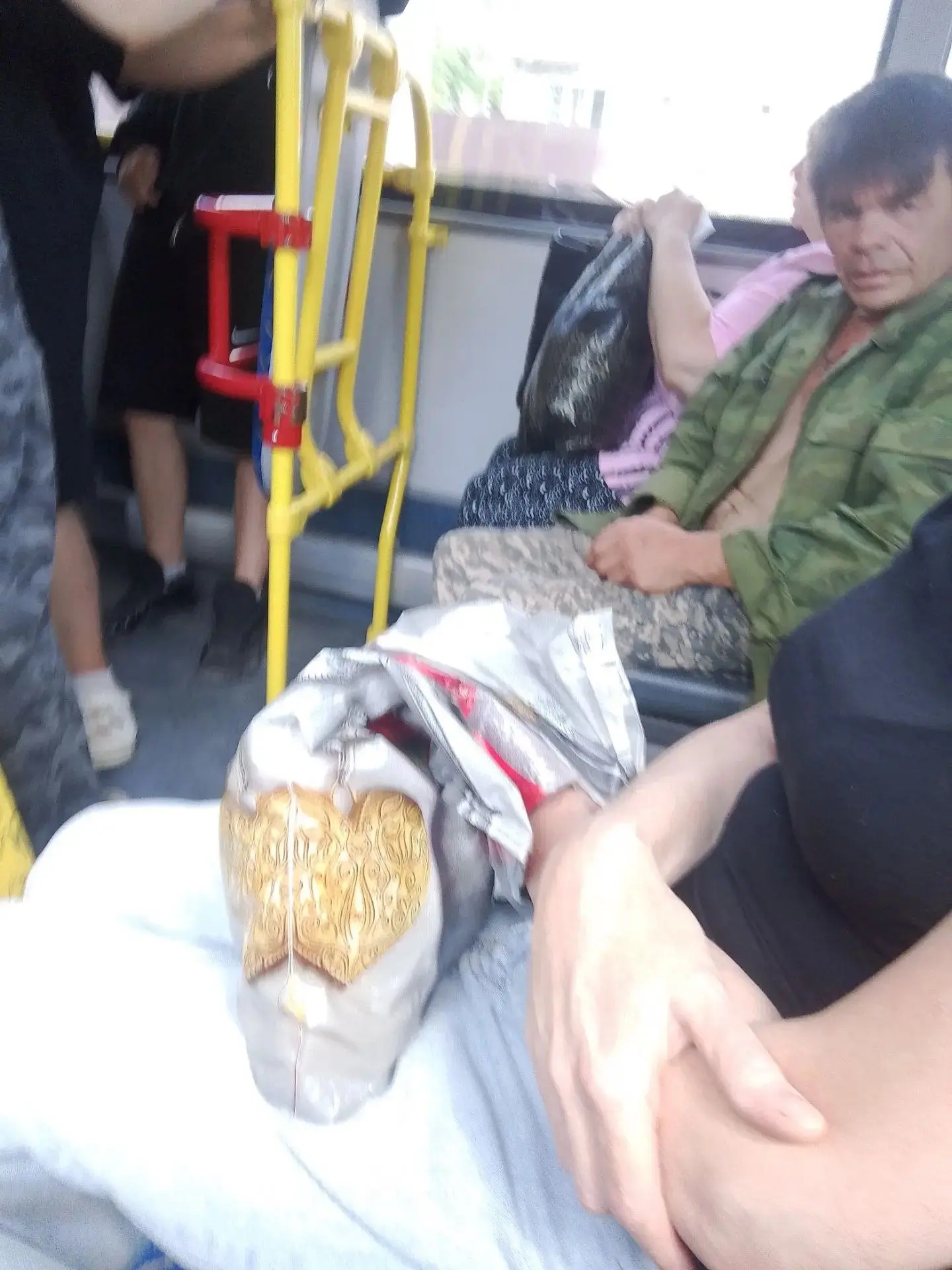 Сидит пристаёт к женщинам и факи показывает