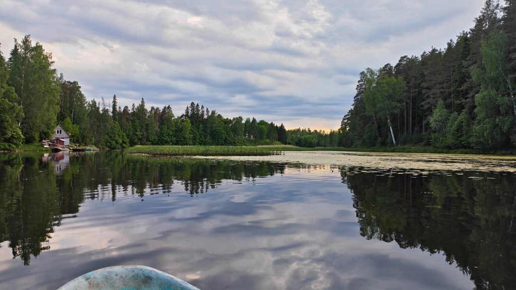 Оредеж 
Река с уникальным красно-коричневым цветом воды и живописными песчаными обрывами.

· Красоты