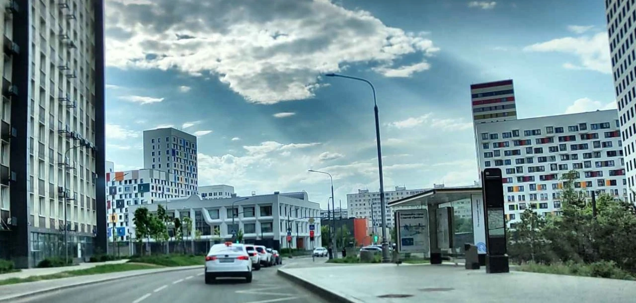 🚌 В "Грин Парке" есть парочка автобусных остановок, которые уже готовы. Но пока ни одного автобуса 