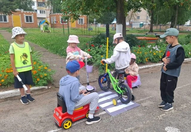В детских садах города Чебоксары продолжается реализация летних проектов. Один из них о безопасности