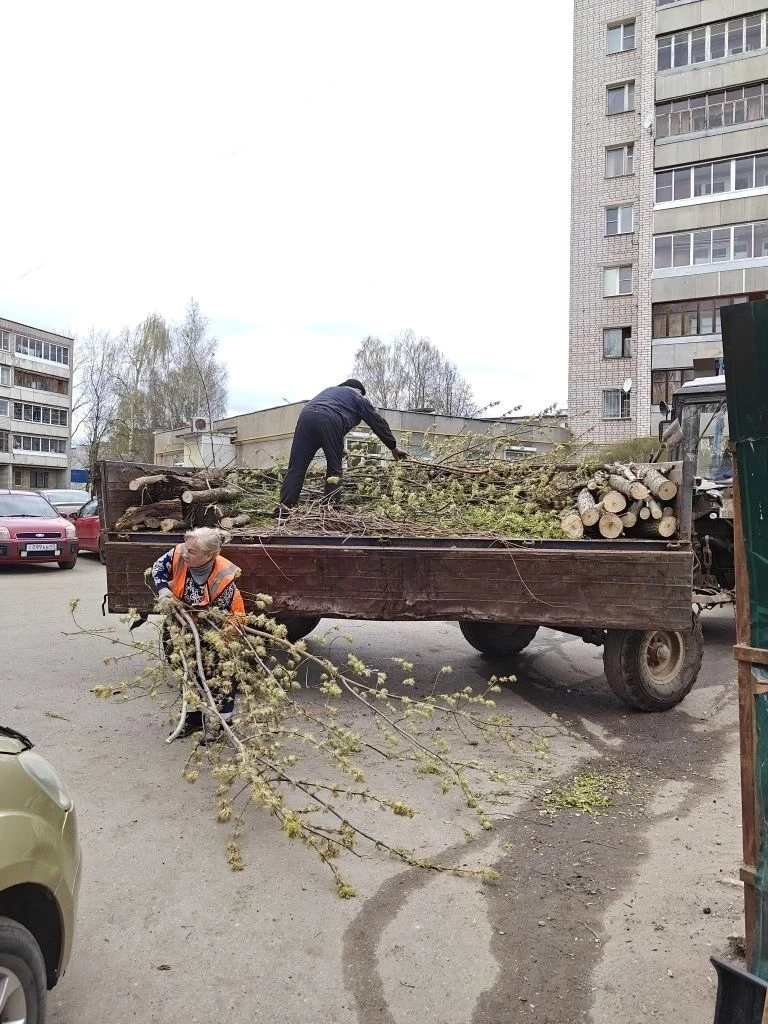 На проспекте Октябрьский прошёл субботник у домов 11 и 11/1.