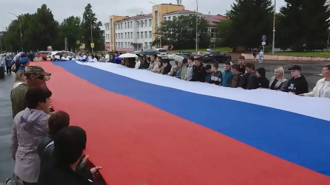 21.08.26 прошла патриотическая акция «Флаг России - гордый триколор».