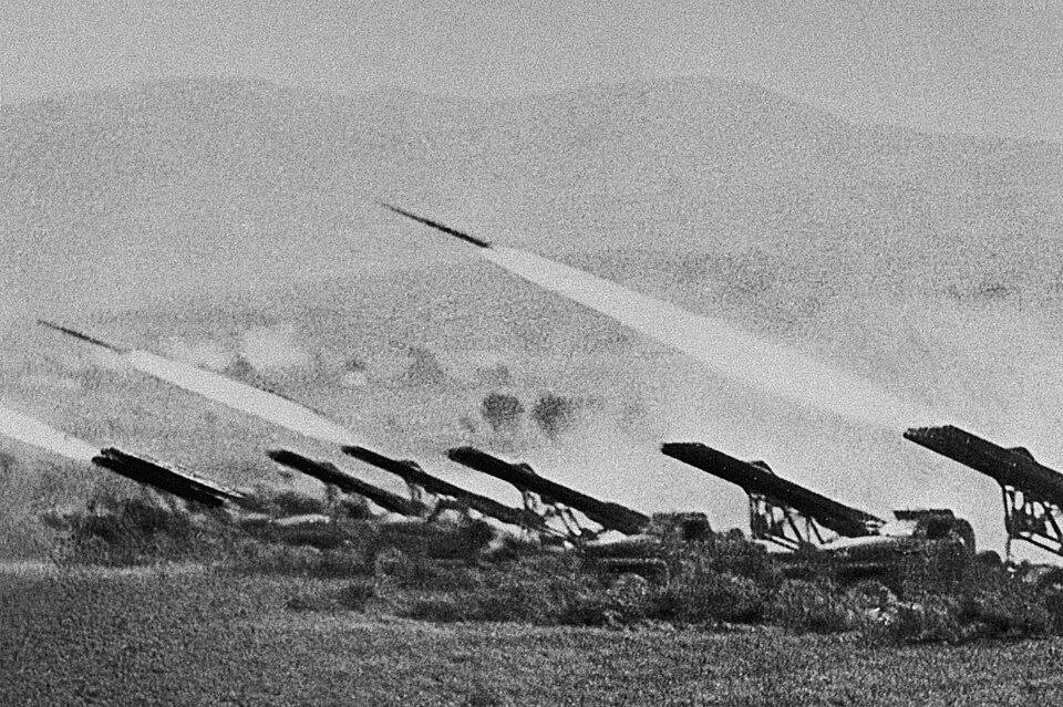 БМ-13, известная как «Катюша», — это российская реактивная артиллерийская установка, ко...