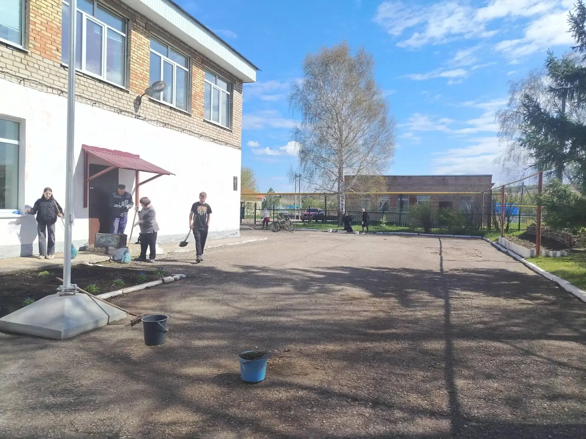 Субботник в школе       

     В рамках санитарно-экологического двухмесячника  2 мая 2026 года
прош