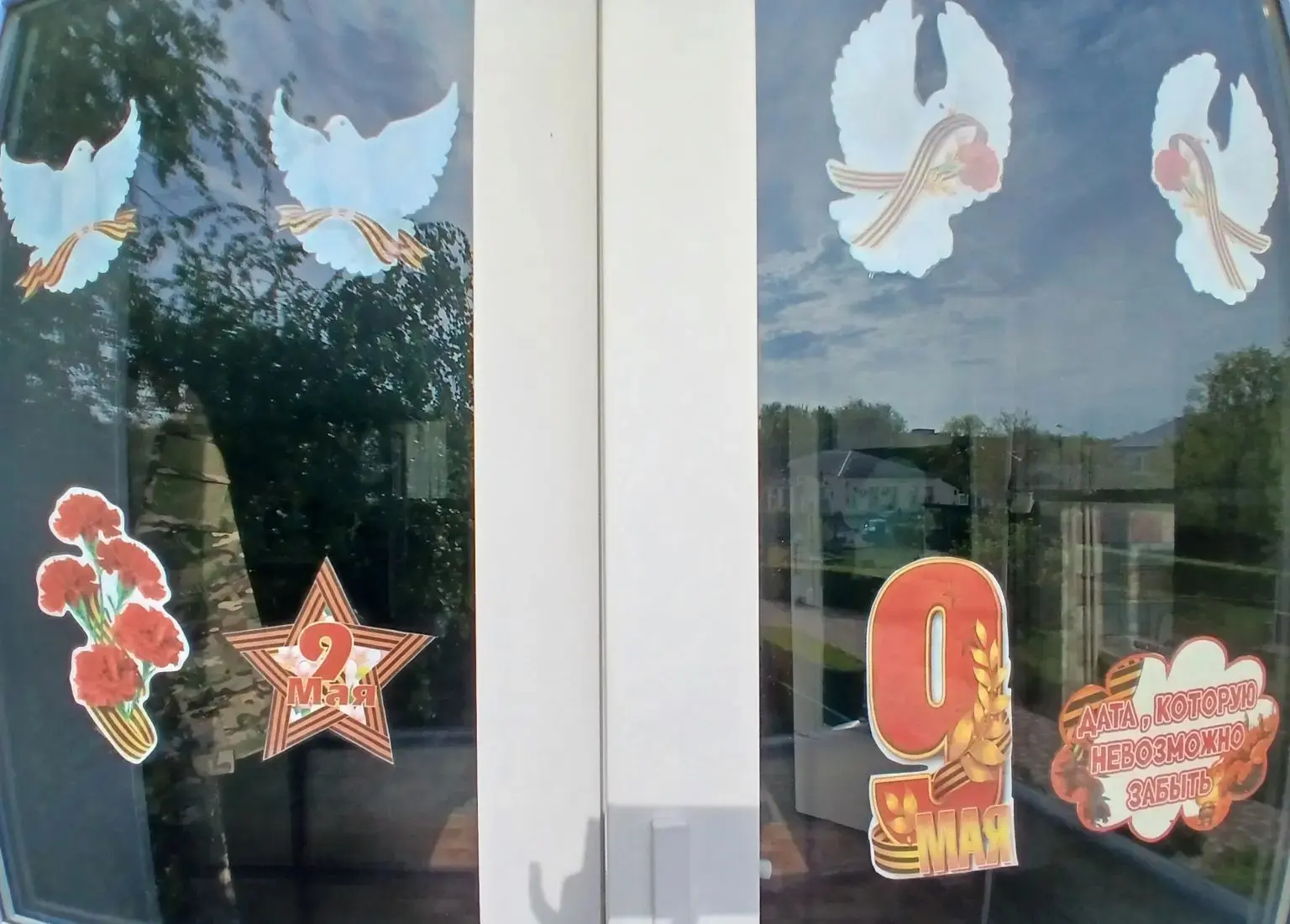 Воспитанники старшей группы " Дюймовочка" приняли участие  в акции " Окна Победы".