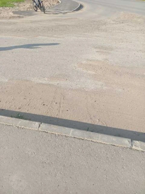 - Прошу организовать плавный спуск с тротуара. Видимо забыли сделать, когда делали тротуар, - пишет 
