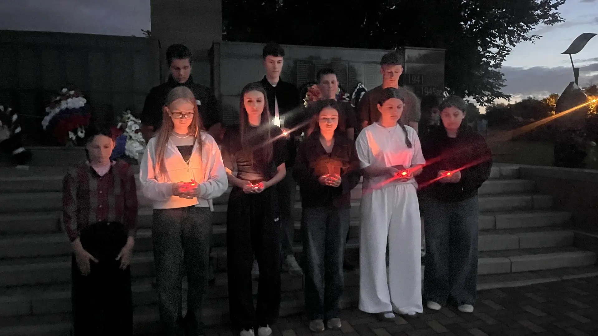 🕯️ В канун Дня памяти и скорби учащиеся нашей школы зажгли свечи у памятника погибшим воинам.

22 и
