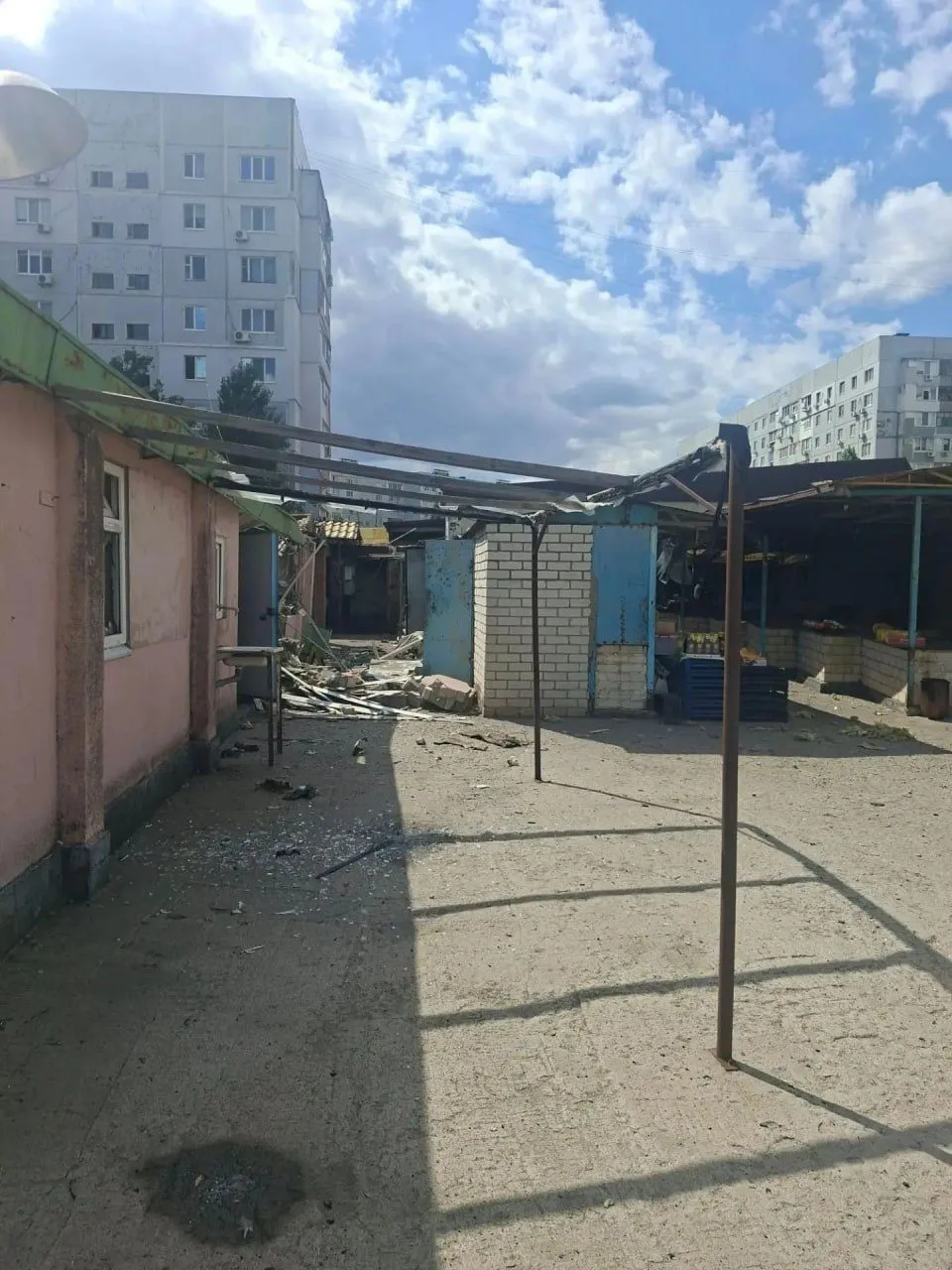 Украина атаковала беспилотником рынок в Энергодаре. Есть раненые, сообщил мэр города Ма...