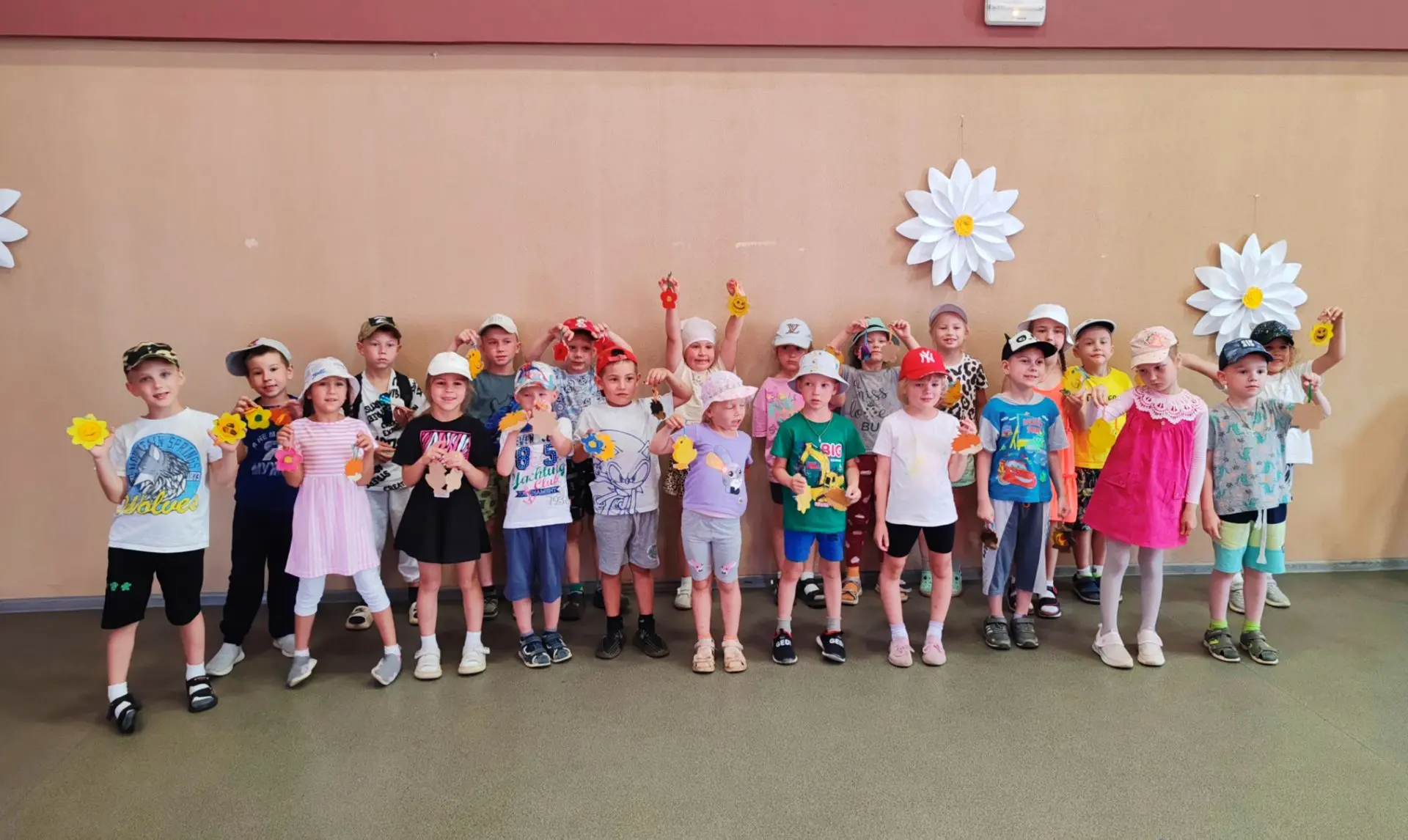 КРАСКИ ЛЕТА 🌼☀️ 
Сегодня к нам в гости приходили воспитанники детского сада "Колокольчик". Ребята с