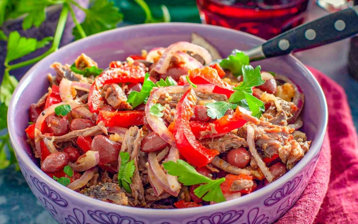 🥗 Грузинский салат с говядиной и красной фасолью – сытно, ярко и с кавказским характером!
