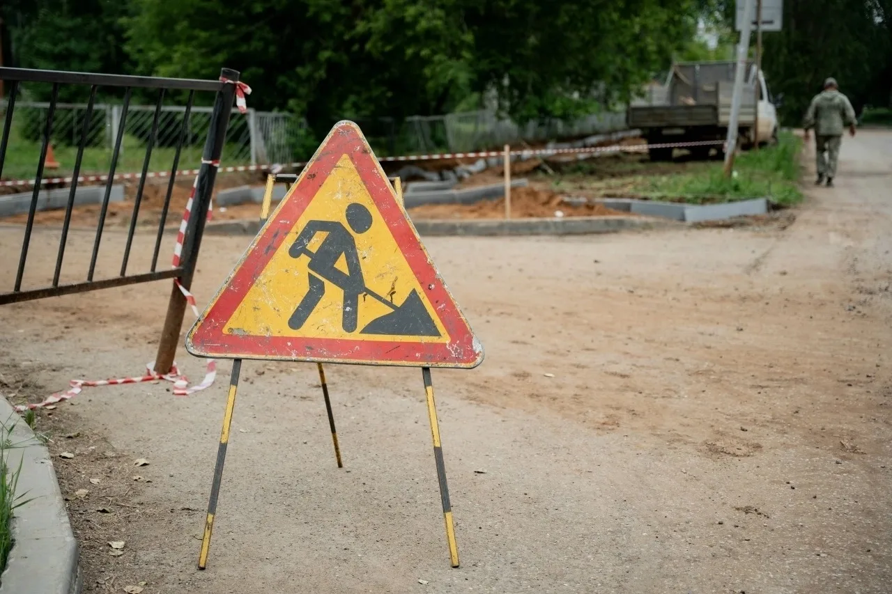 🚜 В Глазове идут работы по ремонту 5 тротуаров 

Подготовка к асфальтированию, установка бордюров в