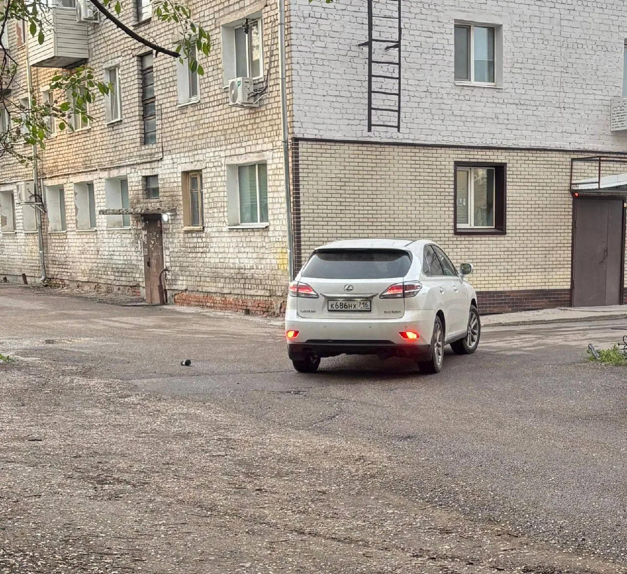 Мусор из окна — показатель отношения к городу

Во вторник, в 19:53, во дворе между домами №45 и 47 п