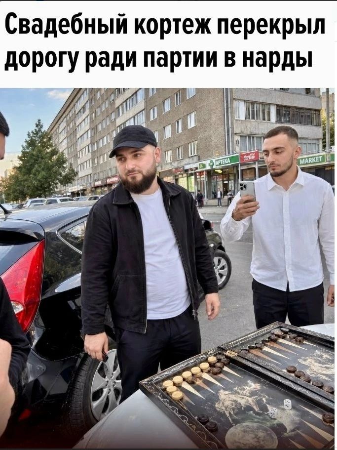 В Красноярске свадебный кортеж остановился прямо посреди дороги.