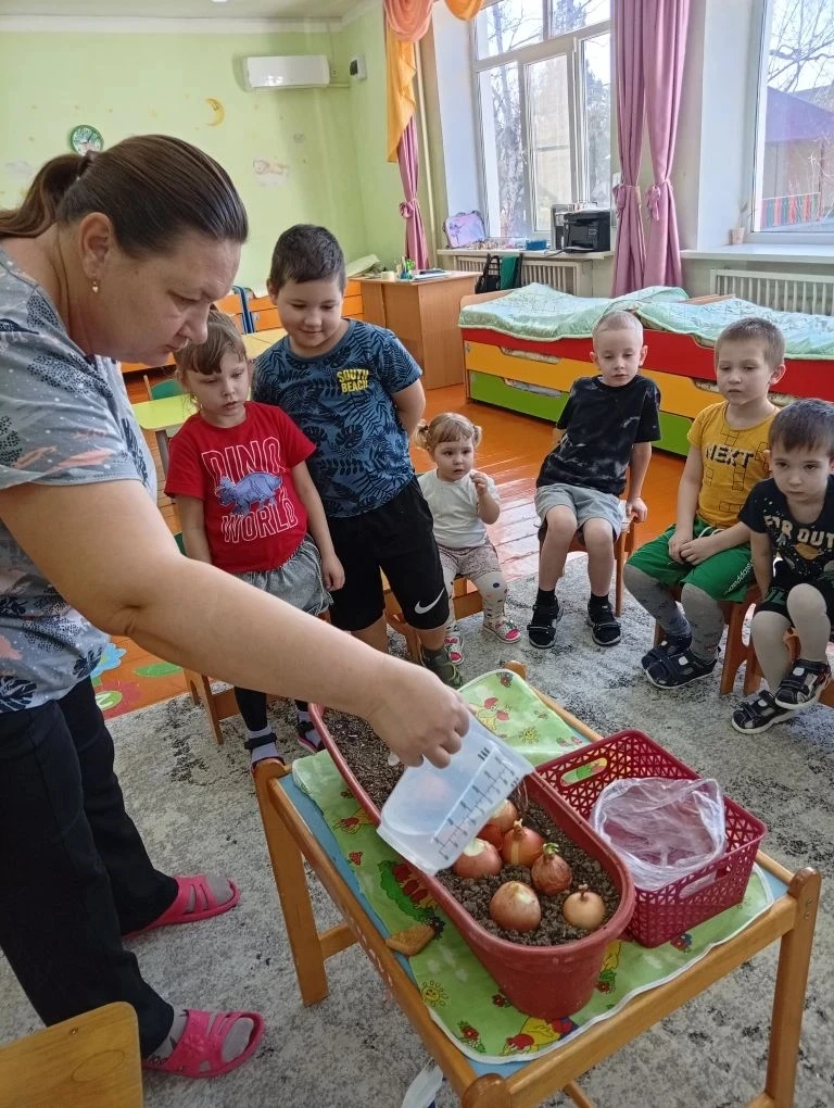 Ребята сегодня совершили настоящее открытие! Они впервые посадили лук прямо у себя в группе, в цвето