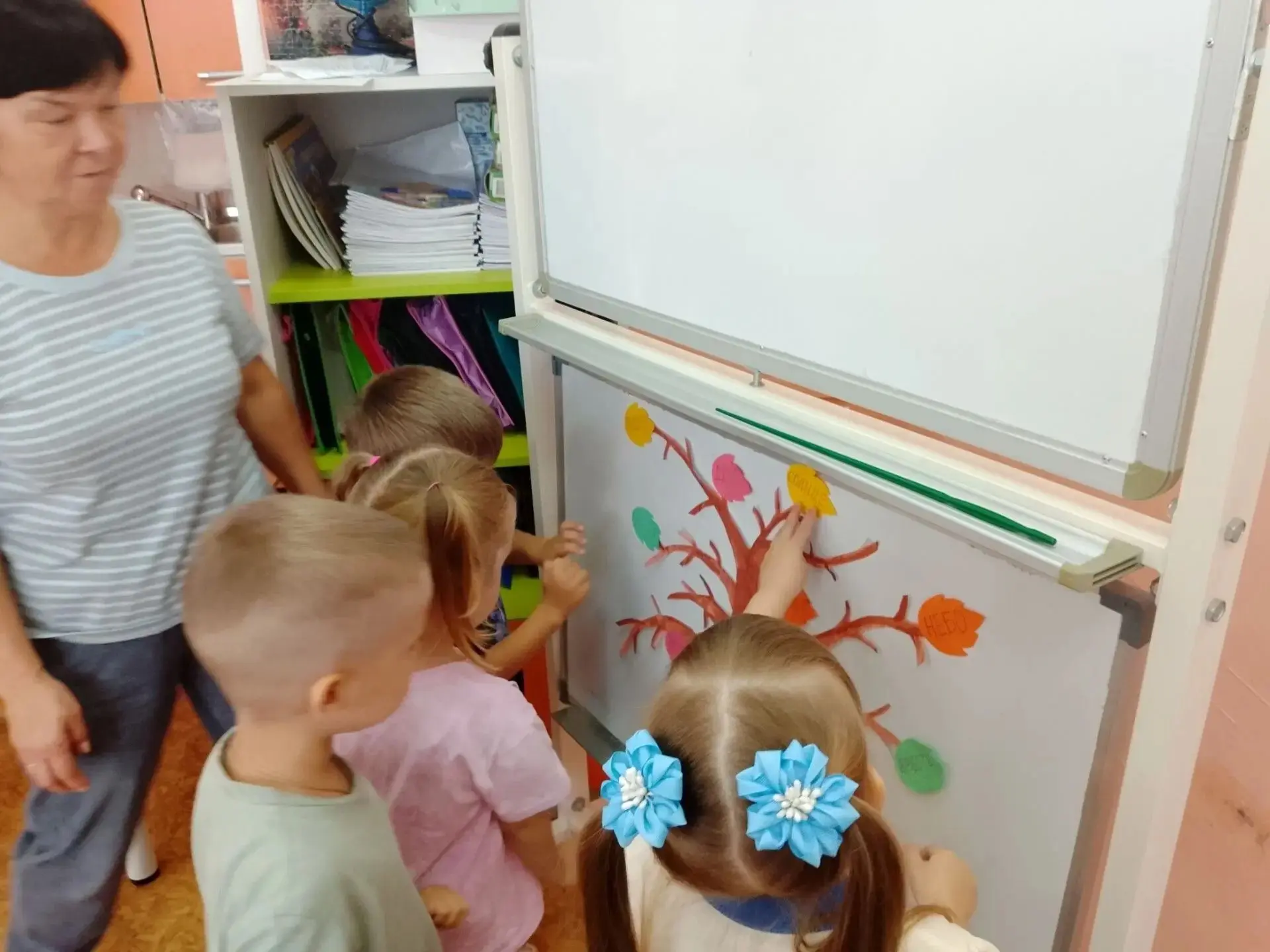 В День языков народов России воспитанники группы «Пчёлки» погрузились в атмосферу культ...