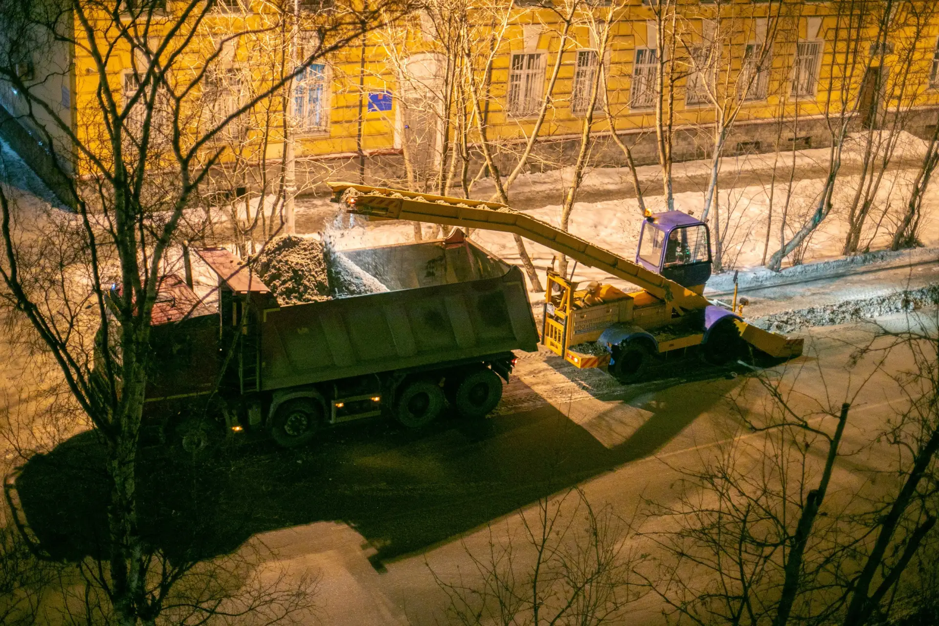 В природе ничего не пропадает, кроме исполнившихся надежд.  Едешь домой с работы, ругаешь пробку, ко