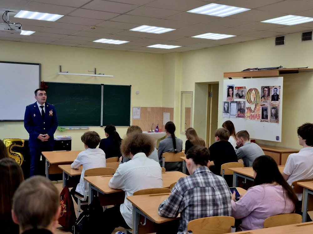 🇷🇺В школе прошла встреча 🏫. Помощник прокурора района Айрапетян Артур Амбарцумович �...