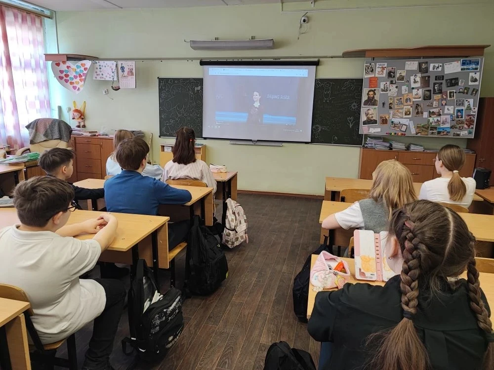 ⚡️📝РАЗГОВОРЫ О ВАЖНОМ  🇷🇺 Утро понедельника в нашем лицее  традиционно началось с торжественной лине