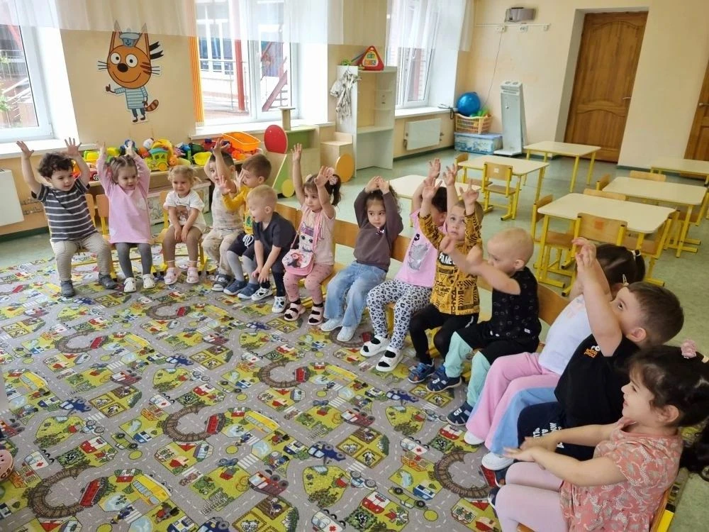 в 1 младшей группе "Б", воспитатель: Кузнецова А.Д. На фото — увлекательный момент заня...