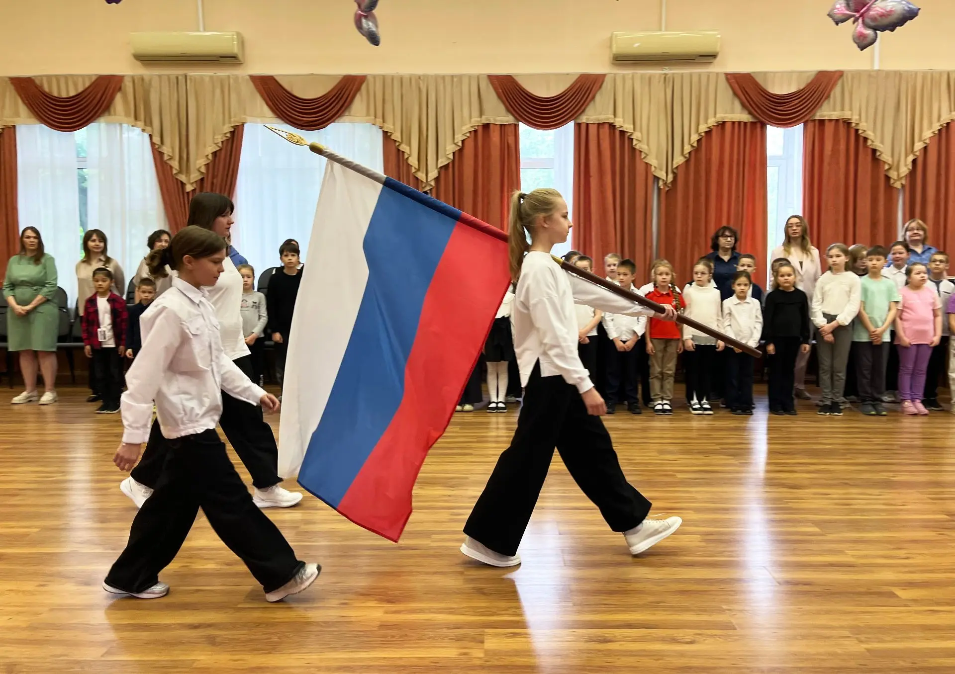 Церемония поднятия государственного флага  🇷🇺 Как всегда в начале недели в школе прошла торжественна
