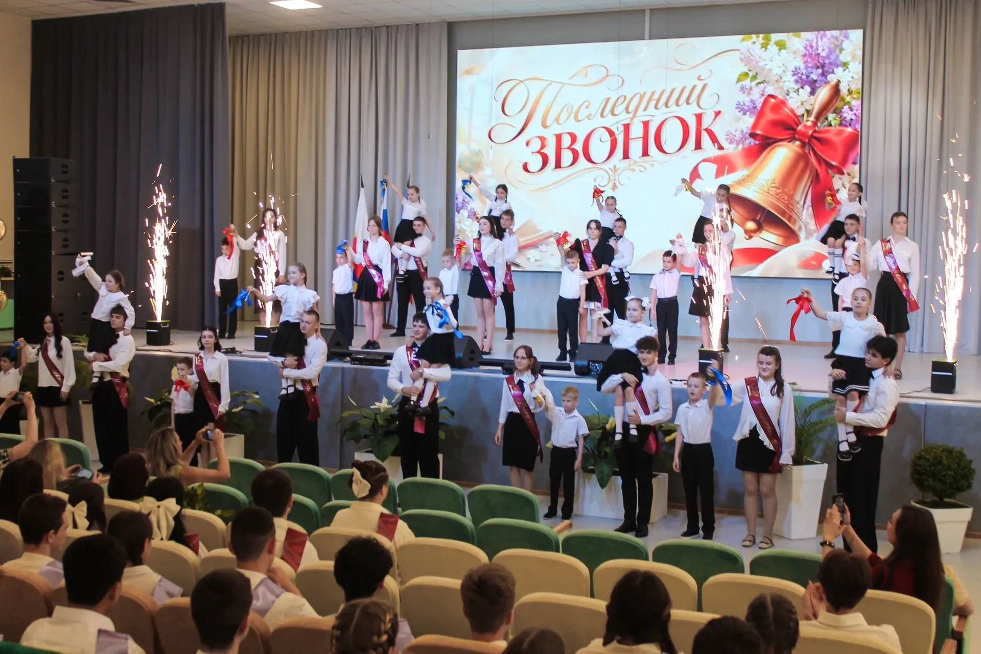 🔔 В школе №85 состоялась торжественная линейка, посвященная празднику Последнего звонк...