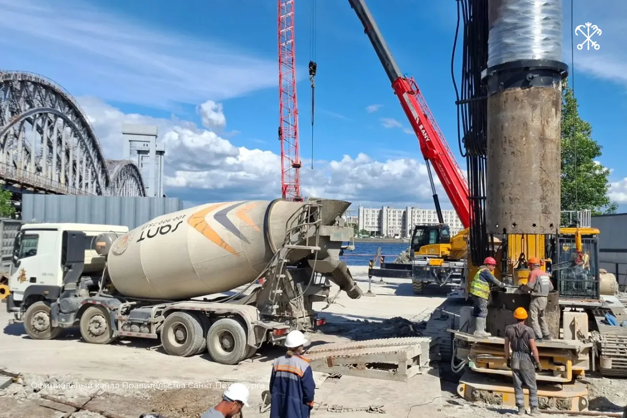 На строительной площадке нового разводного моста через Неву в составе Широтной магистра...