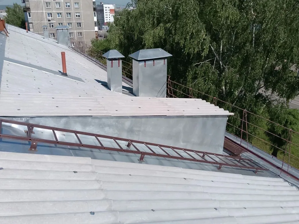 ‎В Орджоникидзевском и Центральном районах завершили капитальный ремонт крыш в многоква...