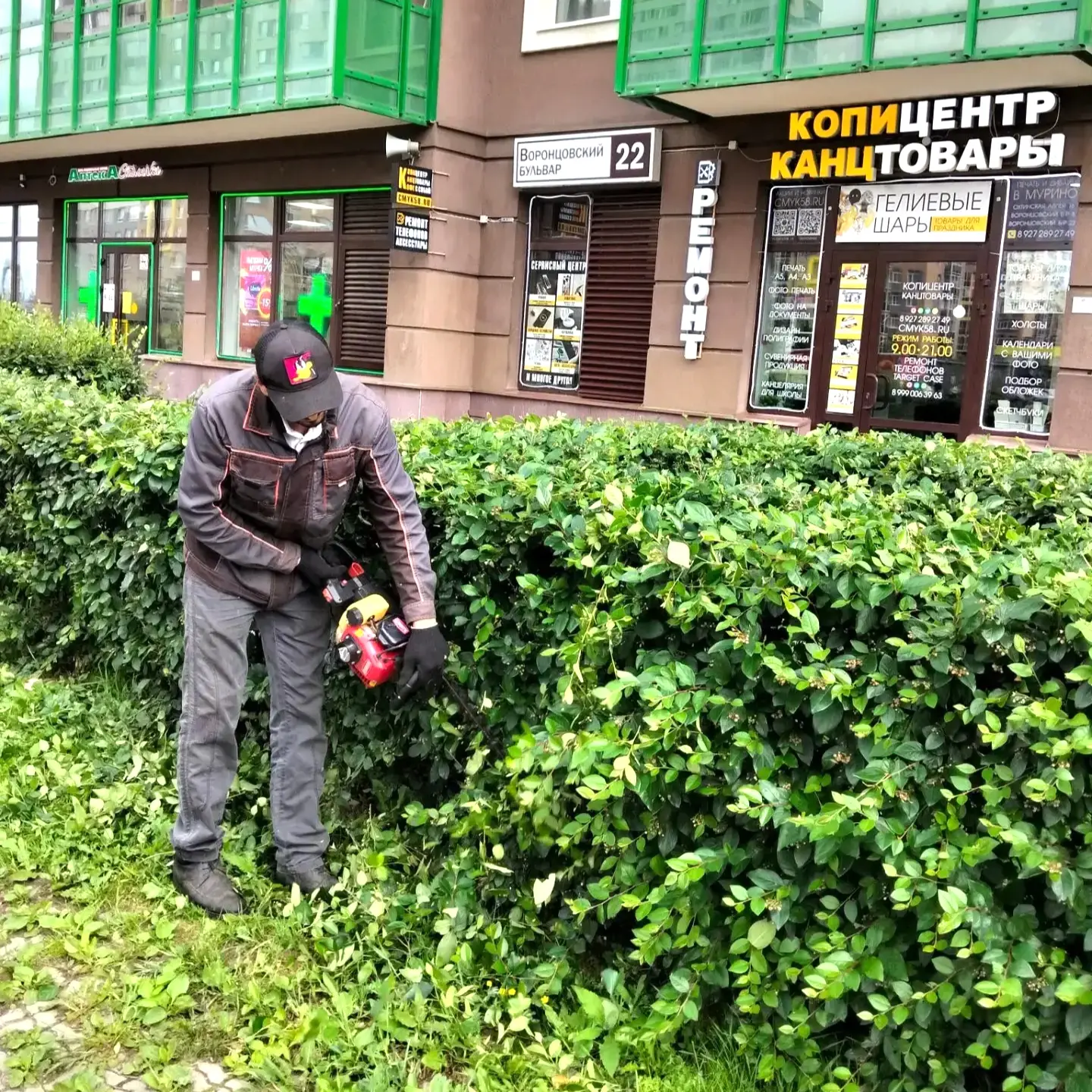 Продолжаем сезонные работы по уходу за зелёными насаждениями на территории  🌱✨