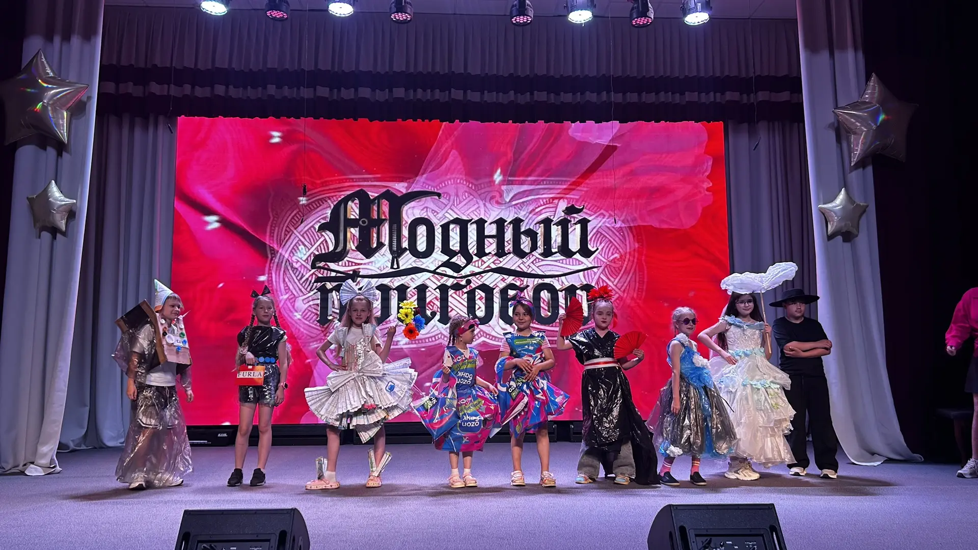💃🕺 «Платье из пакетов» vs «Космонавт из втулок»: Битва разума и экологии