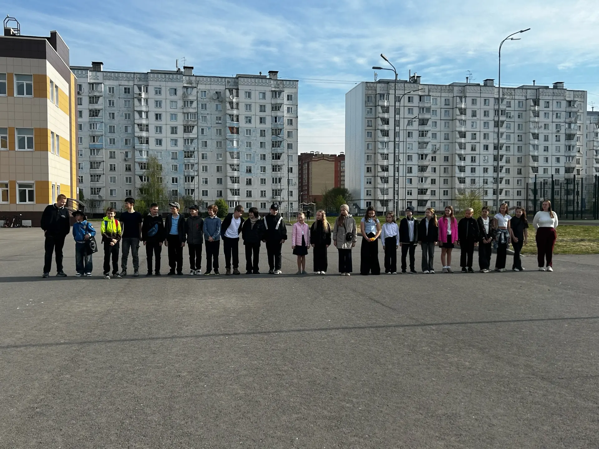 Утро понедельника 4 мая 2026 года в нашей школе традиционно началось с торжественной линейки, церемо