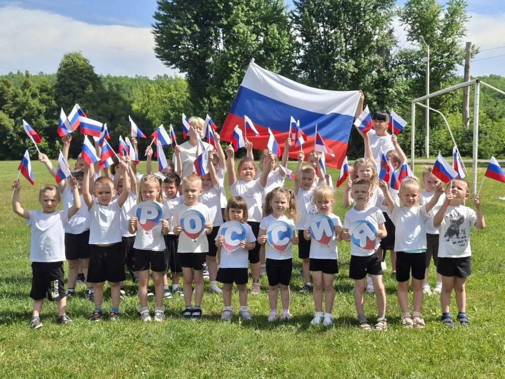 🇷🇺 🇷🇺 🇷🇺 ПАТРИОТИЧЕСКИЙ ФЛЕШМОБ "Россия в нашем сердце!» 🤍 💙 ❤
Именно так воспитанники и пед