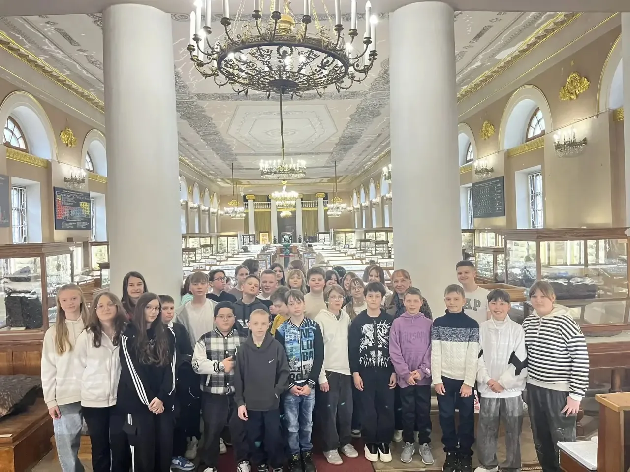 🌟 АКТИВНЫЕ КАНИКУЛЫ  Увлекательное путешествие в мир минералов и красоты Москвы!  💎9 апреля учащиеся