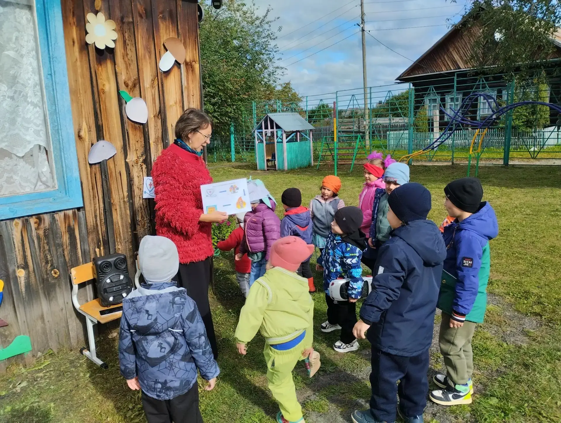 🌿🚦«Тропинка безопасности» — под таким названием сегодня во время прогулки в нашем дет...