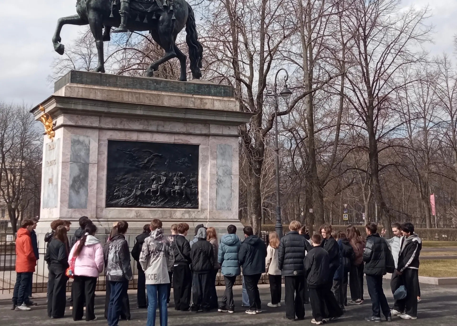 На этой неделе ученики, успешно осваивающие учебную программу по истории, побывали на пешеходной экс