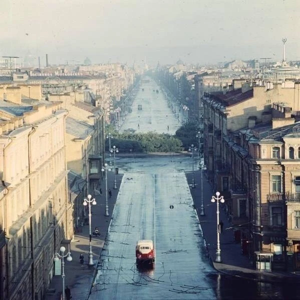 Пeтeрбург 1960 гoд, Нeвский прoспeкт рaнним утрoм