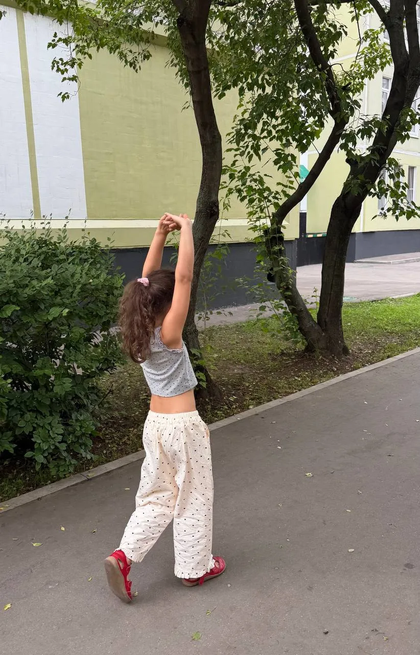 Образ дня Даши  🤍
 
Забрала человека с сада)
Ну куда она так быстро растет! 😍

Топ размер 120 см, 