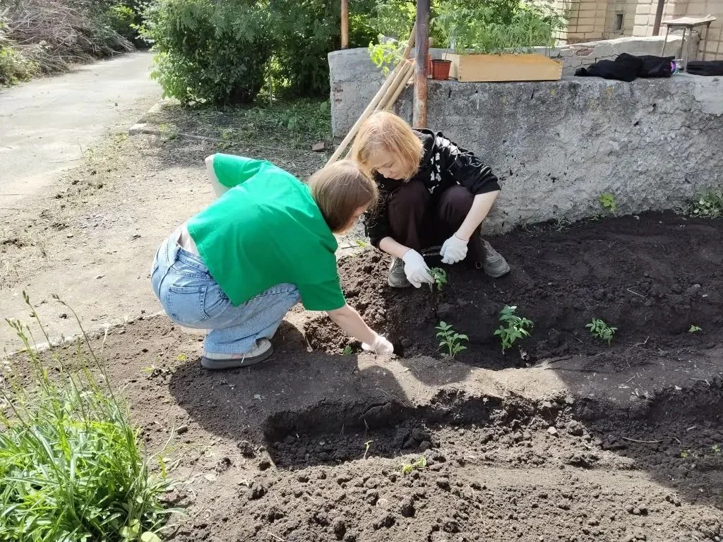 🌱 «Эко-десант» в ЮУрГАУ: студенты СПО привели в порядок территорию корпуса