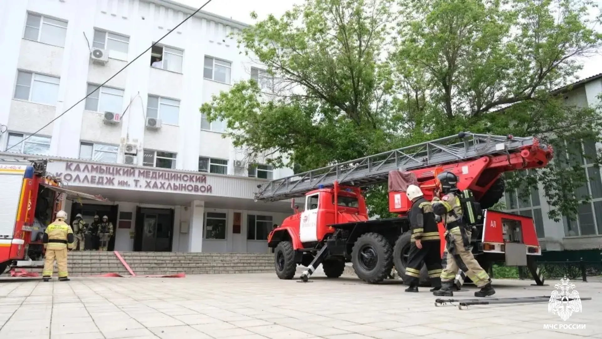 👩‍🚒Элистинские огнеборцы  провели пожарно-тактические занятия на территории Калмыцкого медицинского 