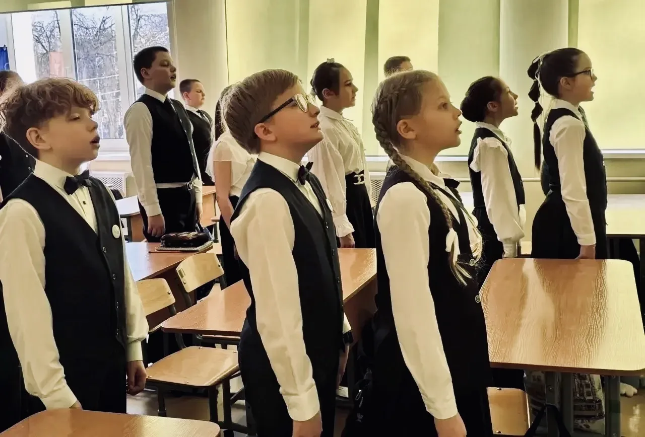 В мире искусства🎭  📌Утро понедельника по доброй традиции началось с торжественной линейки, церемонии