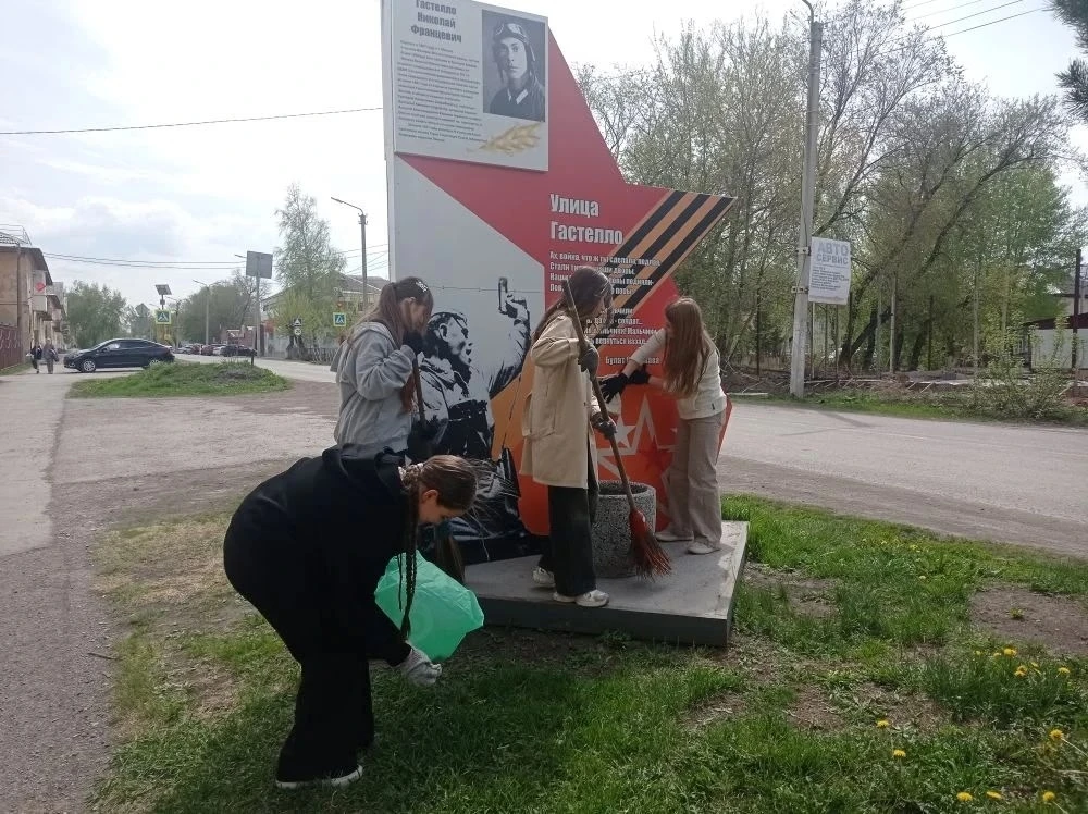 🕊️Помним!  День рождения Николая Гастелло  Сегодня, дежурный 6Е класс, навел порядок у памятника Ник