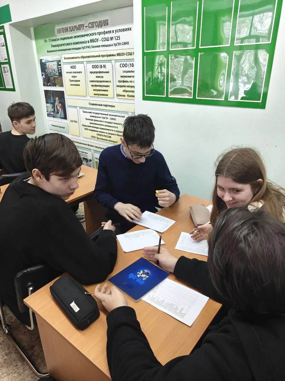 📢Рубрика  #гагаринскиймарафон_125 🚀 Психологическая игра «Кораблекрушение на Луне» прошла в 9-х клас