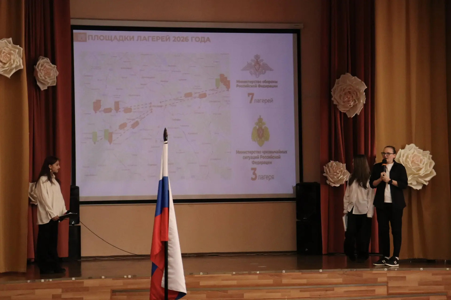 На финишной! 🇷🇺  Учебная неделя в школе традиционно началась с торжественной линейки — на этот раз п