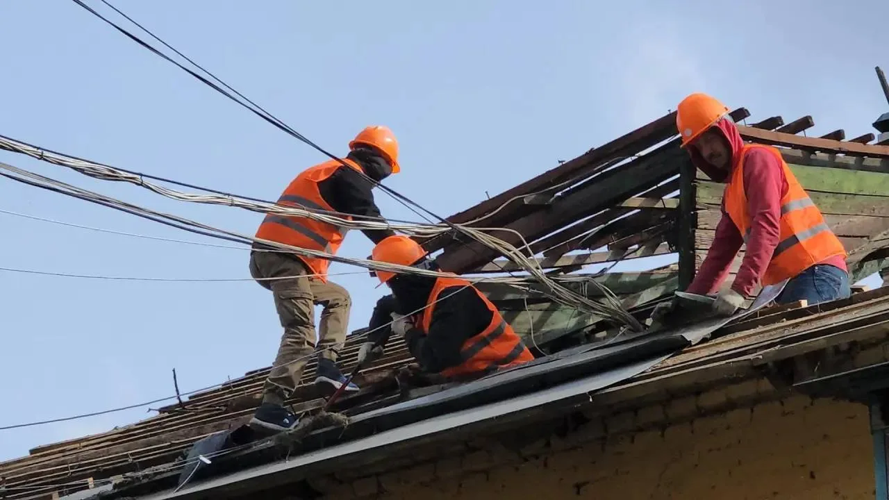 🏠 В Томилине ремонтируют сталинские двухэтажки: кровли меняют полностью