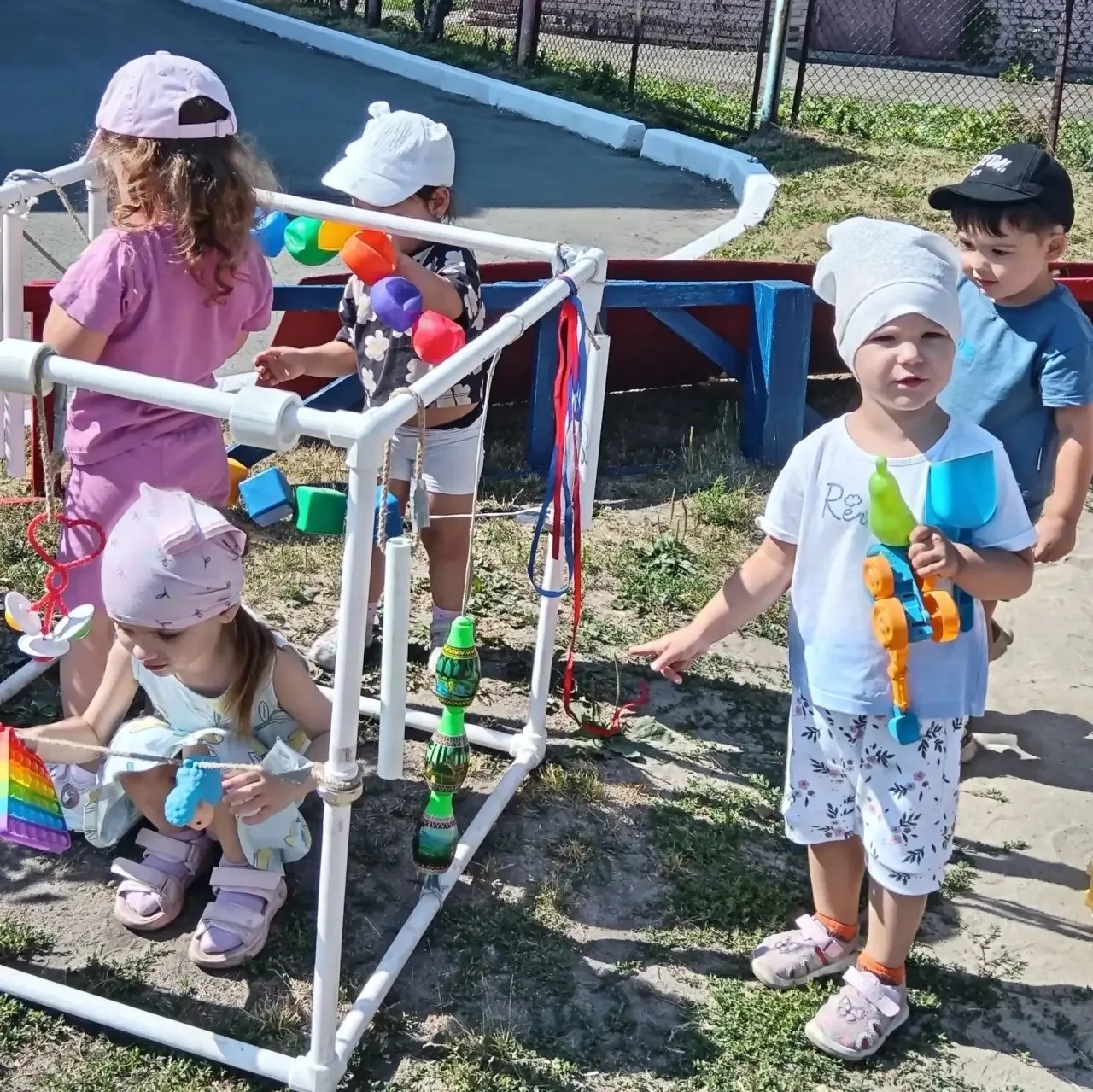 Прогулка с малышами - это всегда море радости и новых открытий! ☀️

Сегодня наши малыши вышли на про