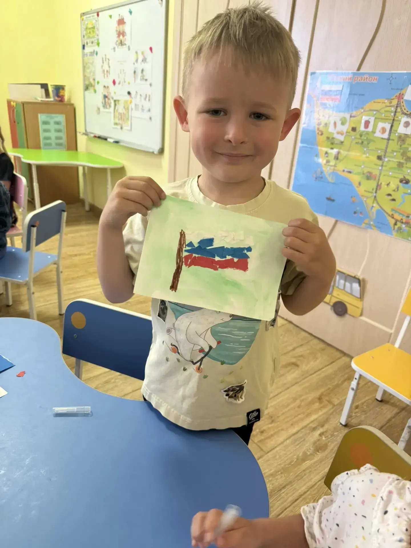 Ну а мы с ребятами все ещё готовимся ко Дню России! Сегодня участвовали во флешмобе и делали отрывну