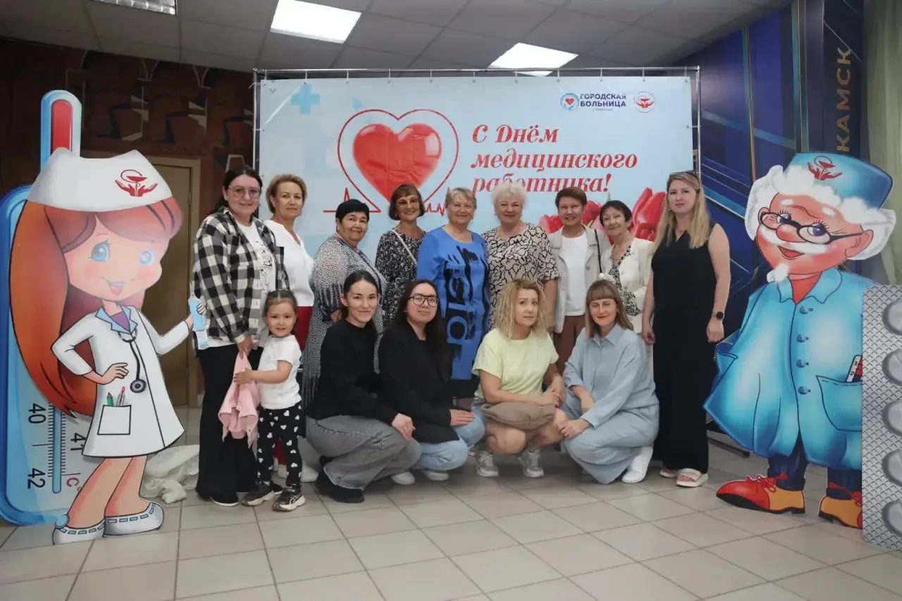Сильные люди в белых халатах.