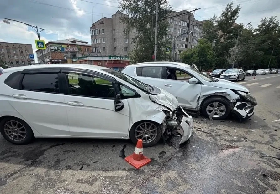 В Абакане на Пушкина, 66 Honda Fit пролетел перекрёсток на красный и врезался в Kia Sportage. 

В ав