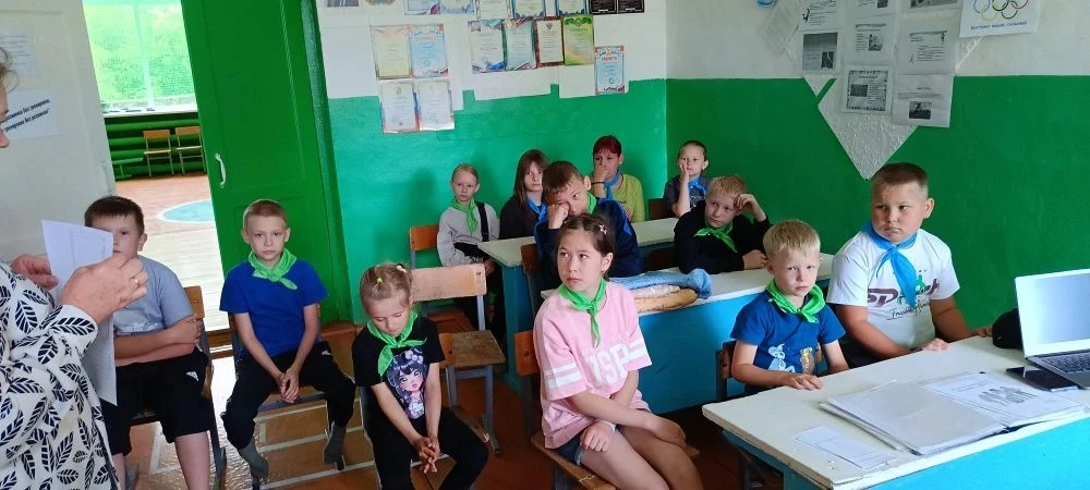 День 7
С утра мы провели занятие " Стоп буллингу". Школьники просмотрели и обсудили фильм "Отвали" о